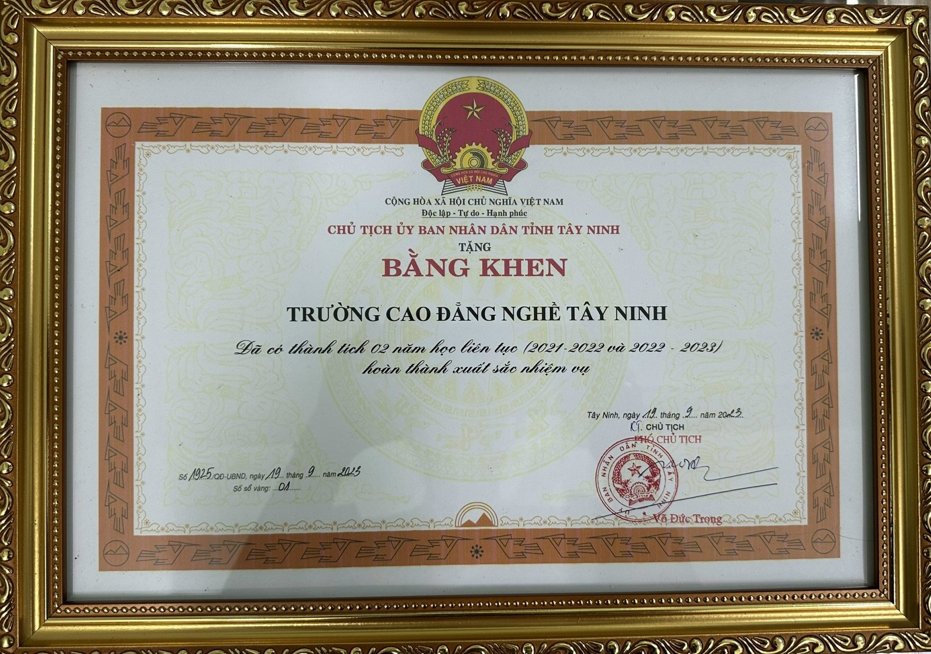 Trường Cao đẳng nghề Tây Ninh nhận bằng khen Chủ tịch Ủy ban nhân dân tỉnh Tây Ninh có thành tích 02 năm liên tục (2021-2022 và 2022-2023) hoàn thành xuất sắc nhiệm vụ